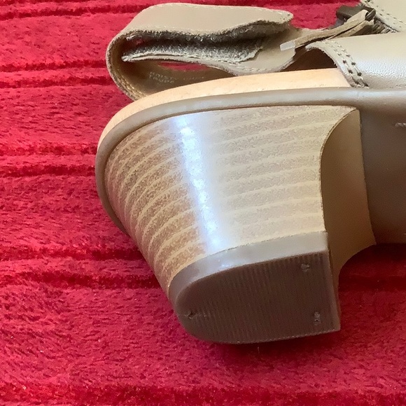 Earth Kristy Women’s Taupe Leather Slingbacks - Picture 3 of 5